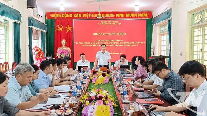 Đoàn làm việc tại xã Nghiên Loan.