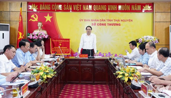 Đồng chí Bí thư Tỉnh ủy Trịnh Xuân Trường chủ trì Hội nghị Thường trực Tỉnh ủy làm việc với Sở Công Thương.