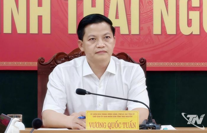Đồng chí Chủ tịch UBND tỉnh Vương Quốc Tuấn lắng nghe các kiến nghị của công dân.