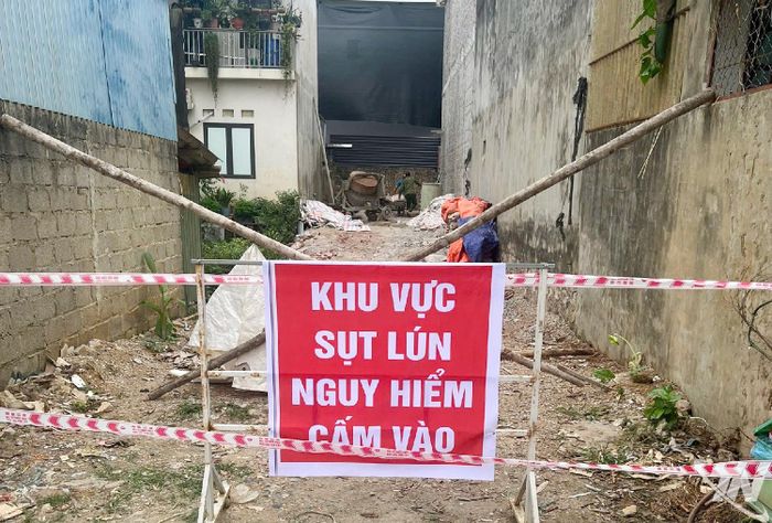 Lực lượng chức năng phường Linh Sơn cắm biển cảnh báo, khoanh vùng khu vực hố sụt lún để bảo đảm an toàn cho người dân.