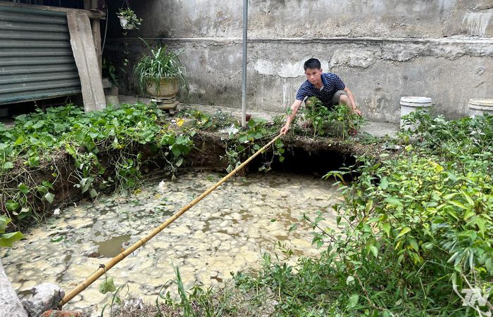 Hố sụt lún sâu hơn 4 mét xuất hiện tại tổ 3, phường Linh Sơn.