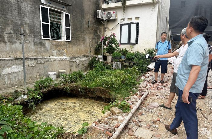 Cán bộ phường Linh Sơn kiểm tra hiện trường, chỉ đạo khoanh vùng nguy hiểm và di dời người dân khỏi khu vực có nguy cơ sạt lở.