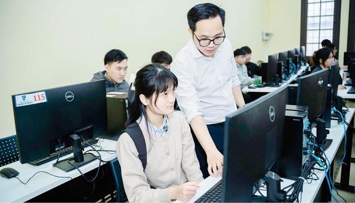 Sinh viên được hướng dẫn sử dụng phần mềm bản quyền. Ảnh: Trường ĐH Khoa học, ĐH Huế cung cấp