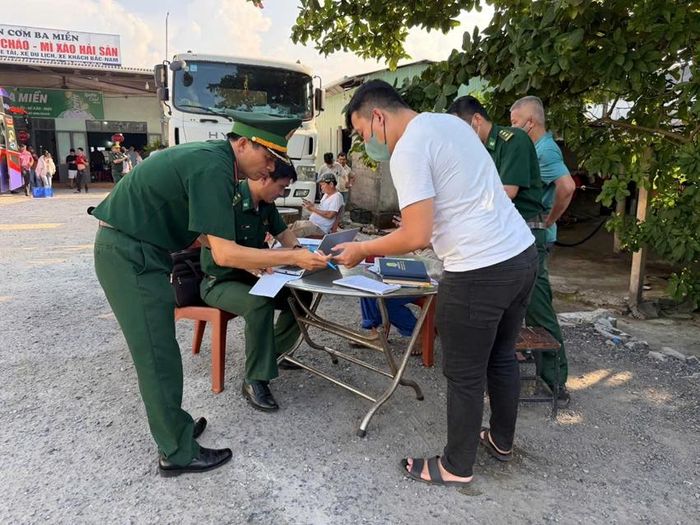 Lực lượng BĐBP làm việc với chủ phương tiện vi phạm