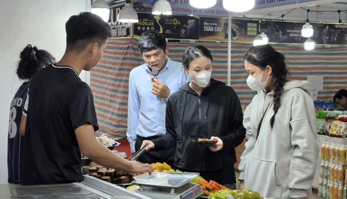  Các gian hàng ẩm thực thu hút rất đông khách tham quan mua sắm 