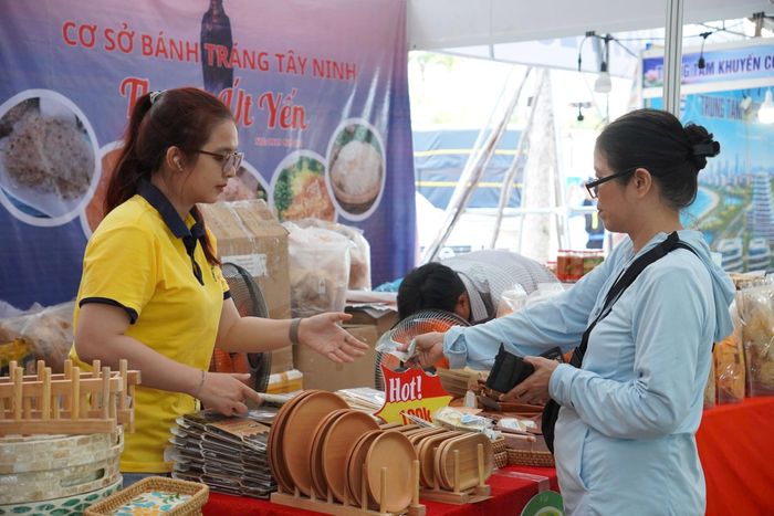 Các gian hàng đều thu hút lượng khách đến mua sắm 