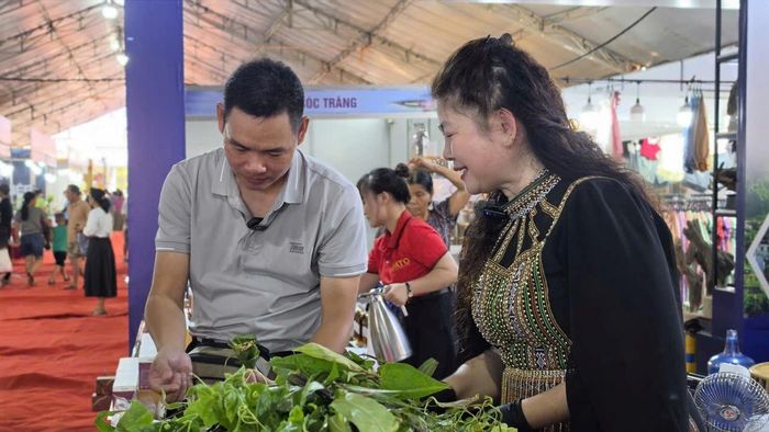  Khách hàng tự trải nghiệm gói gỏi lá Kon Tum