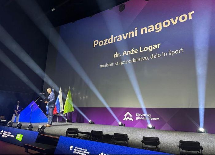 Phó Thủ tướng, kiêm Bộ trưởng Kinh tế, Lao động và Thể thao Slovenia Anže Logar phát biểu khai mạc Diễn đàn Toàn cầu Slovenia năm 2026