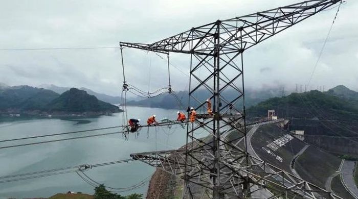 Công nhân TTĐ Hòa Bình thi công tại vị trí 449 tuyến 500kV Sơn La - Hòa Bình