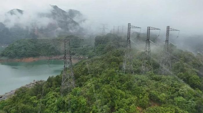 Khí hậu cực đoan luôn hiện hữu, thách thức công nhân thi công