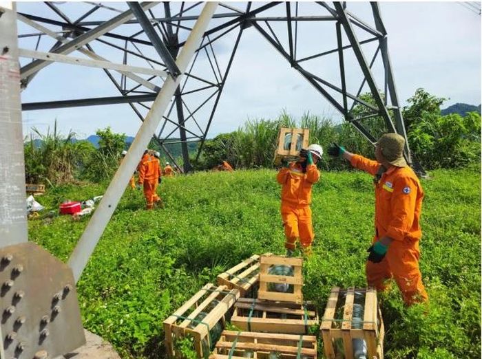 Công nhân TTĐ Đông Bắc 1, vận chuyển vật tư đến chân công trình tại vị trí 428