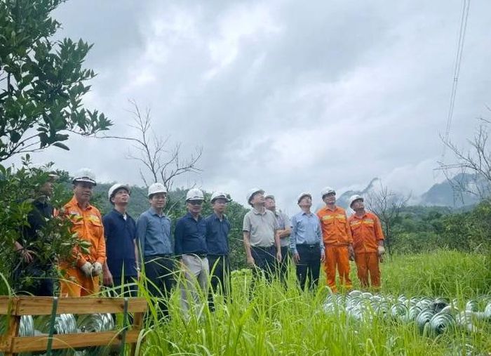 Ông Lã Mạnh Hoàn - Phó giám đốc PTC1 (thứ 5 từ phải qua) dẫn đầu đoàn công tác kiểm tra, đôn đốc tại chân công trình