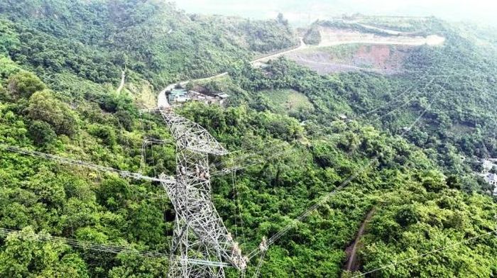 Công nhân TTĐ Đông Bắc 3, thi công tại vị trí 447 tuyến 500kV Sơn La - Hòa Bình