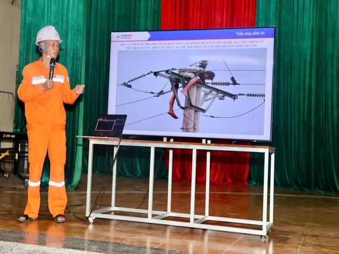 Nhân viên Điện lực Văn Bàn tuyên truyền kiến thức an toàn điện cho học sinh trên địa bàn