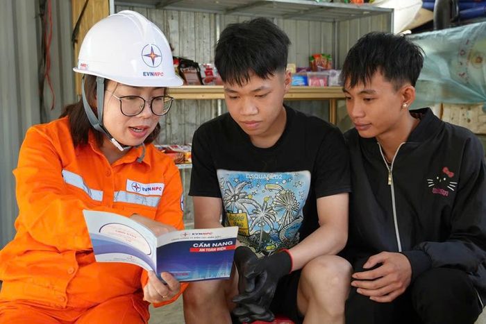  Nhân viên Điện lực Văn Bàn tuyên truyền kiến thức an toàn điện cho học sinh trên địa bàn