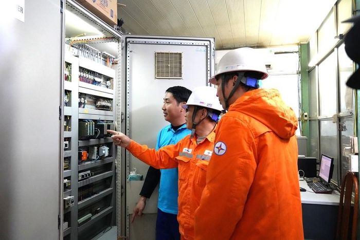  Nhân viên Điện lực kiểm tra hệ thống điện tại doanh nghiệp, hướng dẫn sử dụng điện an toàn nhằm phòng ngừa nguy cơ cháy, nổ trong mùa nắng nóng