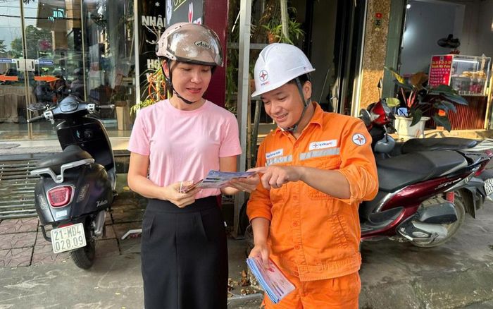  Nhân viên Điện lực Văn Bàn tuyên truyền kiến thức an toàn điện cho người dân trên địa bàn