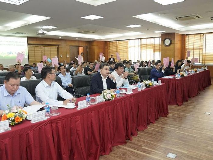 Các cổ đông biểu quyết thông qua nội dung các báo cáo, tờ trình tại Đại hội.