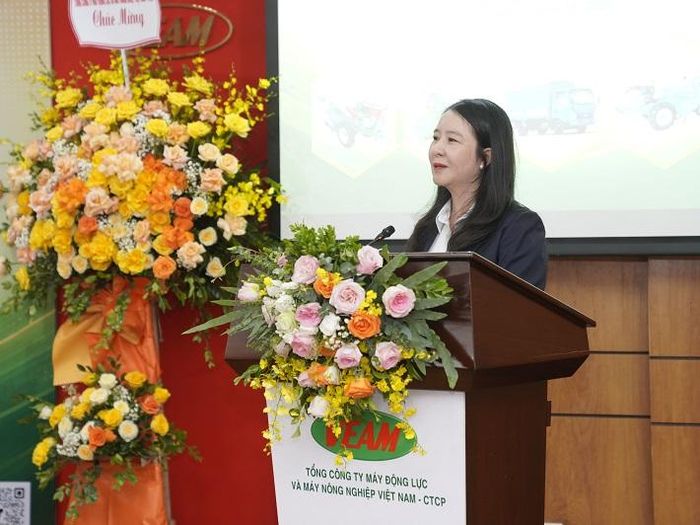 Bà Nguyễn Thị Hoa, thành viên Hội đồng quản trị VEAM, trình bày tờ trình về phân phối lợi nhuận năm 2025 tại Đại hội.