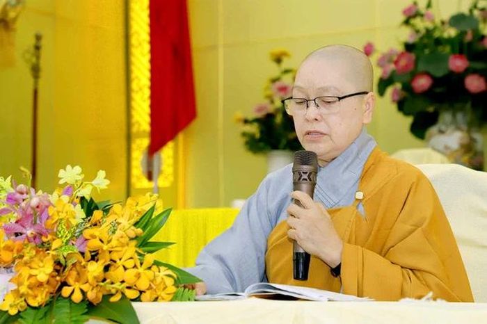Ni trưởng Thích nữ Tịnh Diệu thuyết giới đến đại chúng Ni