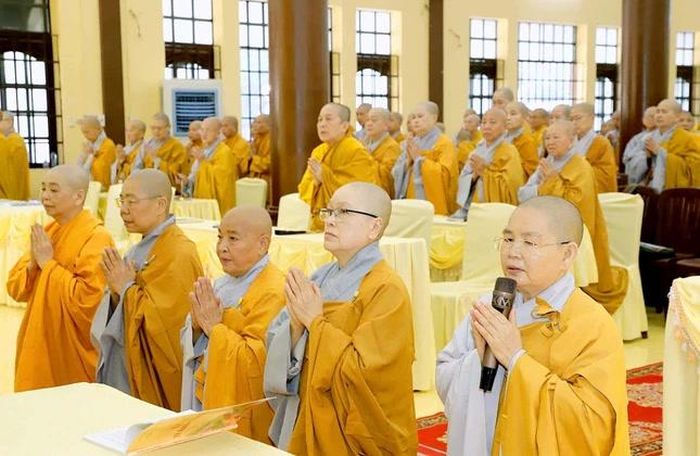 Chư tôn đức Ni cử hành lễ Bố-tát