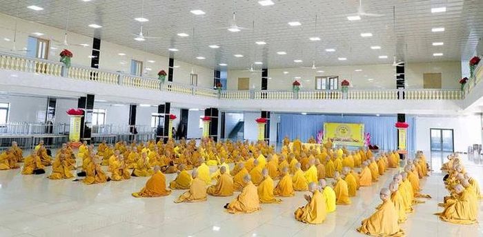 Chư Tăng trang nghiêm thính giới