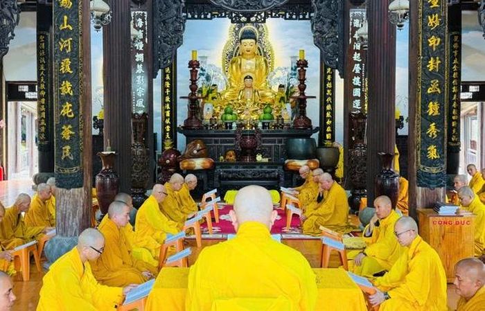 Chư Tăng tụng giới tại trường hạ tổ đình Chúc Thánh - Ảnh: Đồng Tâm
