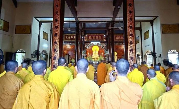 120 hành giả Tăng trường hạ tập trung tổ đình Tịnh Độ cử hành lễ Bố-tát kỳ đầu tiên - Ảnh: Tịnh Minh