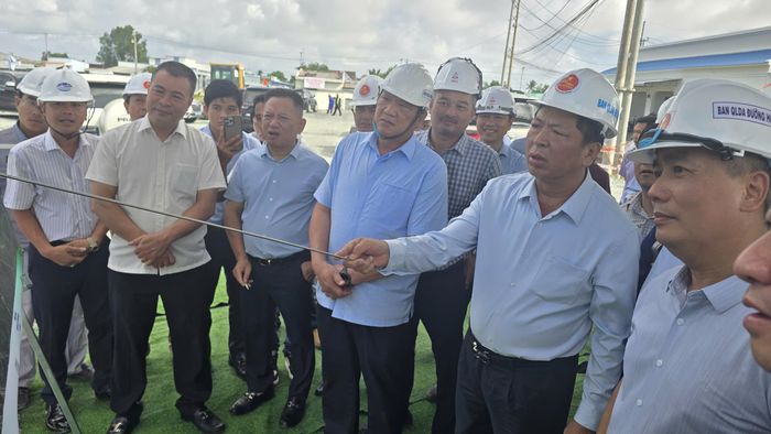 Bộ trưởng Bộ Xây dựng Trần Hồng Minh kiểm tra dự án đường Hồ Chí Minh tại điểm cuối tuyến thuộc xã Vĩnh Phong, tỉnh An Giang.