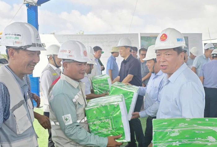 Bộ trưởng Trần Hồng Minh tặng quà động viên công nhân và các đơn vị thi công dự án.