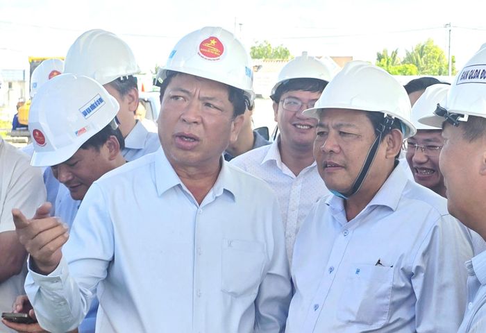 Bộ trưởng Trần Hồng Minh trao đổi với Phó Chủ tịch UBND tỉnh An Giang Ngô Công Thức về nguồn vật liệu phục vụ dự án.