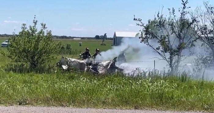 Hiện trường vụ rơi máy bay khiến 12 người thiệt mạng ở Butler, Missouri, Mỹ. (Ảnh: Mid American Live News).