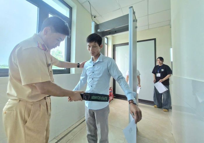 Không chỉ đầu tư, đưa cửa từ vào kiểm tra an ninh, học viên tại Trung tâm Đào tạo và Sát hạch lái xe Bắc Hà còn được lực lượng chức năng kiểm tra kỹ lưỡng trước khi vào phòng thi.