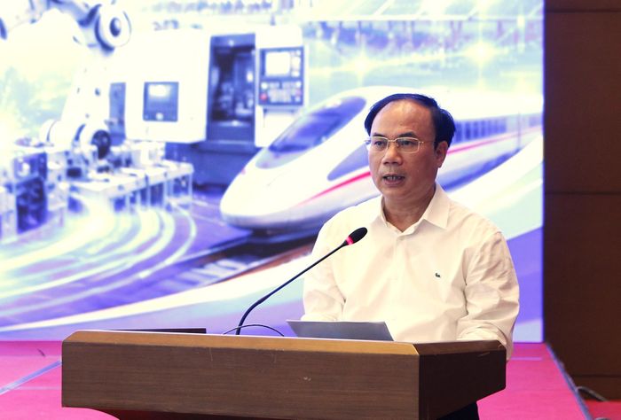 Thứ trưởng Bộ Xây dựng Nguyễn Văn Sinh phát biểu tại Hội thảo.