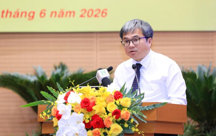 Phó Chủ tịch UBND TP Hà Nội Trương Việt Dũng báo cáo giải trình tại kỳ họp.