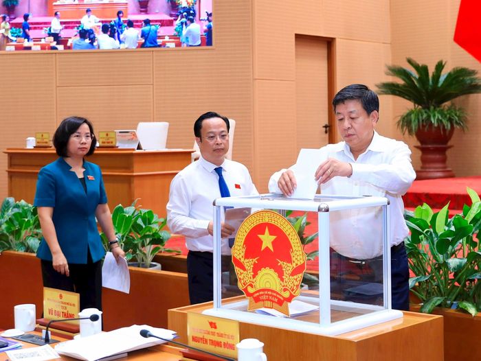 Đại biểu HĐND thành phố bỏ phiếu biểu quyết tại kỳ họp.