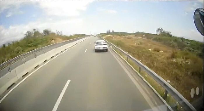 Hình ảnh camera ghi lại chiếc xe con trước khi gặp nạn.