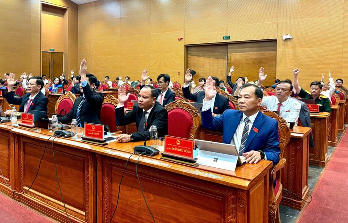 Các đại biểu HĐND biểu quyết thông qua các Nghị quyết.