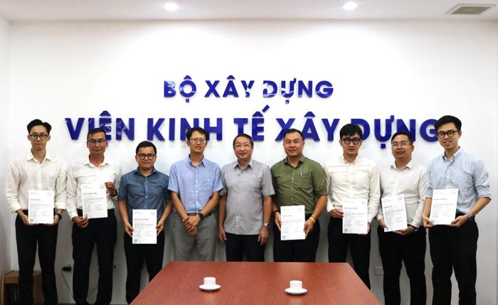 Ông Nguyễn Tấn Vinh, Viện trưởng Viện Kinh tế xây dựng và Ban Tổ chức trao giấy chứng nhận hoàn thành khóa đào tạo cho các học viên.