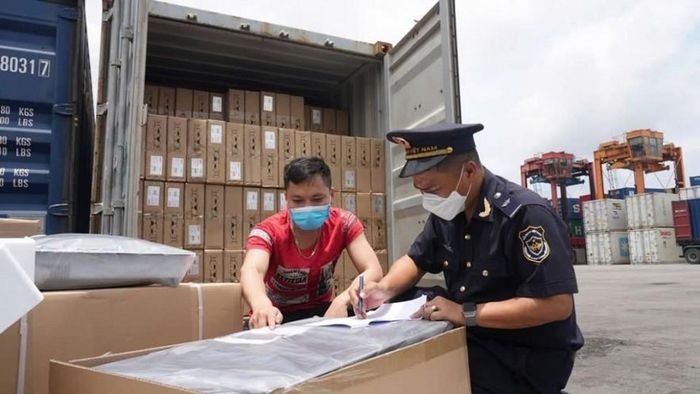 Cán bộ hải quan thông quan hàng hóa cho doanh nghiệp. Ảnh: TL