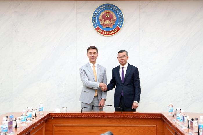 Bộ trưởng Ngô Văn Tuấn tiếp Đại sứ, Trưởng phái đoàn EU tại Việt Nam - ông Julien Guerrier. Ảnh: Đức Minh