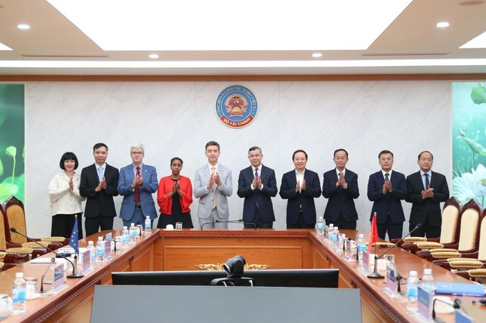 Bộ trưởng Ngô Văn Tuấn, Đại sứ, Trưởng phái đoàn EU tại Việt Nam Julien Guerrier cùng các thành viên hai bên chụp hình lưu niệm. Ảnh: Đức Minh