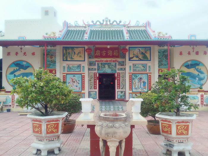 Mặt tiền chánh điện Phước Hải Cổ Miếu nổi bật với các họa tiết trang trí mang đậm dấu ấn văn hóa biển và tín ngưỡng dân gian Nam Bộ. Ảnh: Đức Linh.