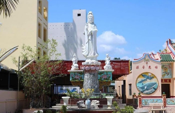 Tượng Quan Âm trang nghiêm giữa khuôn viên miếu cổ, tạo nên điểm nhấn thanh tịnh trong không gian tâm linh của Phước Hải Cổ Miếu. Ảnh: Đức Linh.