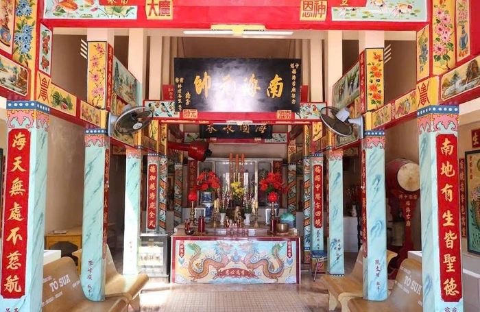 Không gian chính điện với hệ thống hoành phi, câu đối và các chi tiết thờ tự phản ánh nét văn hóa đặc trưng của cộng đồng ngư dân miền biển. Ảnh: Đức Linh.