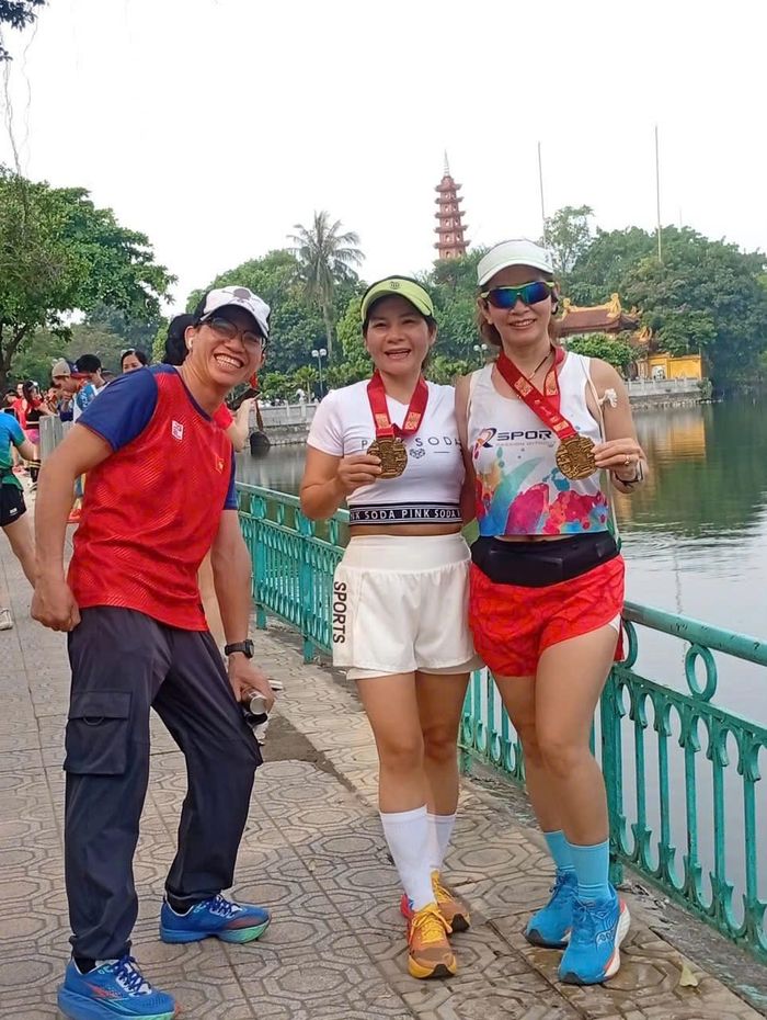 Tác giả (bên trái) trong một buổi chạy bộ quanh Hồ Tây, Hà Nội