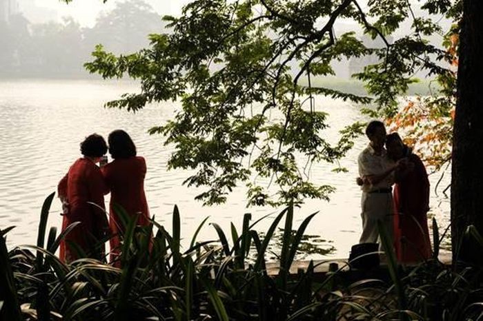 Hồ Gươm là điểm thu hút check-in không chỉ giới trẻ mà còn cả các bác ở tuổi xế chiều