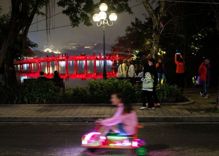 Chiều tối, xung quanh Hồ Gươm có nhiều hoạt động vui chơi, giải trí hơn