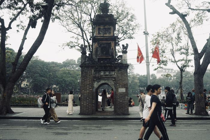 Tháp Hòa Phong nằm ở bờ Đông Nam Hồ Hoàn Kiếm, đường Đinh Tiên Hoàng là một di tích cổ còn sót lại của Chùa Báo Ân, một ngôi chùa lớn xây năm 1842 ở Hà Nội