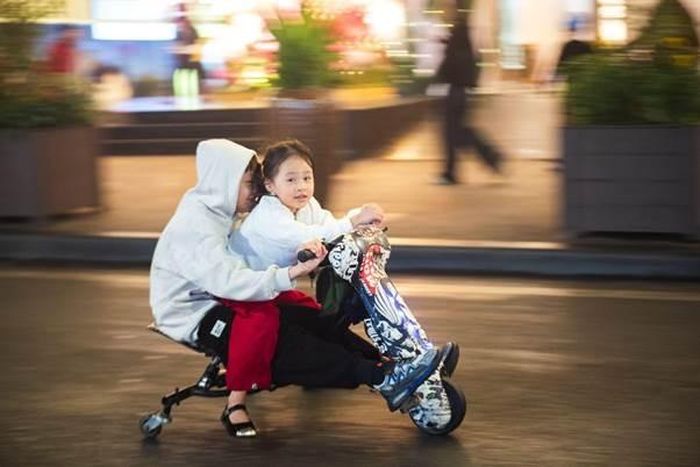Các em nhỏ lựa chọn lái xe điện để chơi xung quanh Hồ Gươm